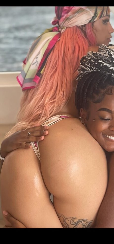 Azzy MC estrella porno perfecta galería