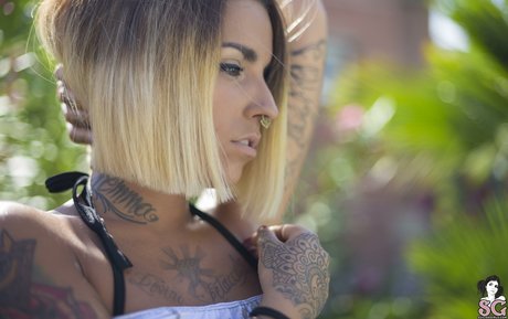 Noa SG modelo desnuda imagen