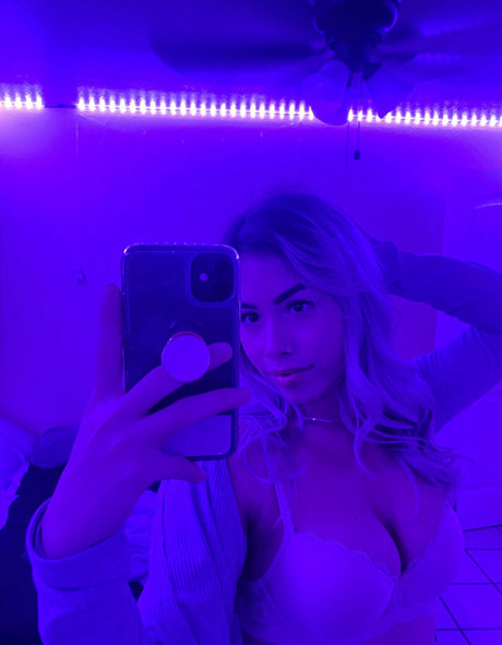 Cherryonbottom modelo hermosa galerías