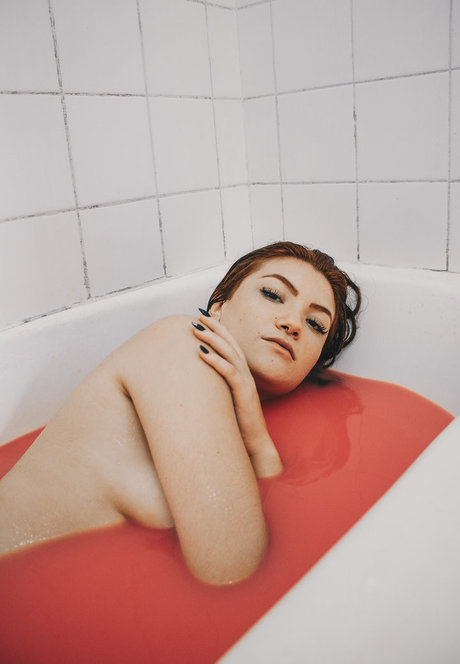 Ellora Haonne actrice adulte collection