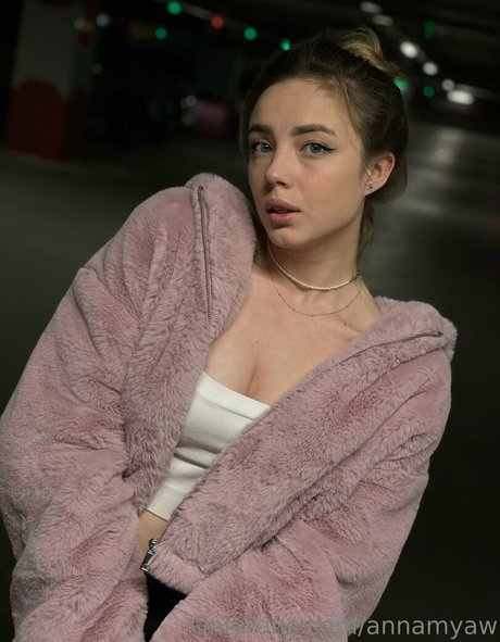 annamyaw hermosa estrella foto