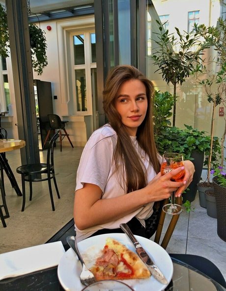 ladyshapes pretty actress photo