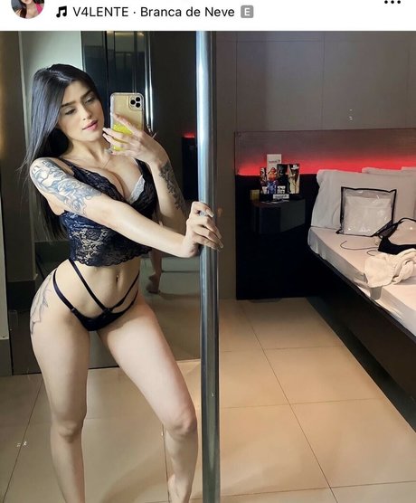 Beatriz Andrade naked model photo