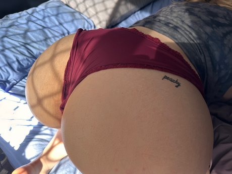 Peachy Caity nude model image