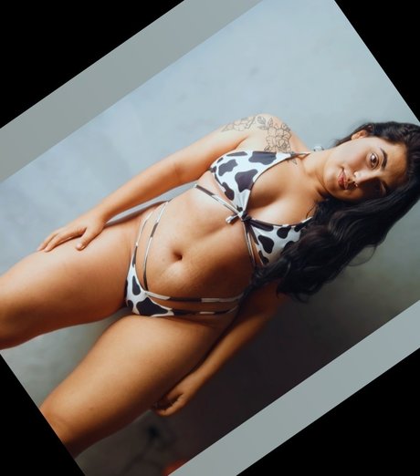 Yasmim Quare model nice pic