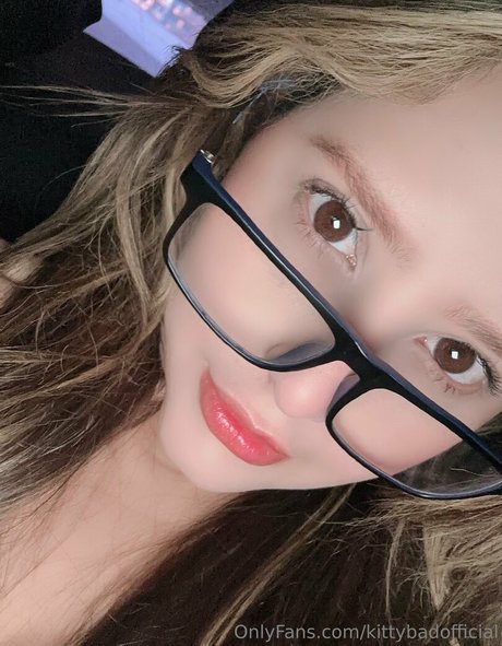 kittybadofficial jolie actrice des photos