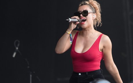 Raye high quality star pic