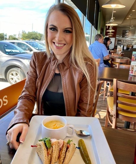 Emilee Atchley estrella sexy imágenes