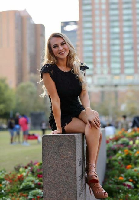 Emilee Atchley modelo sexual galerías