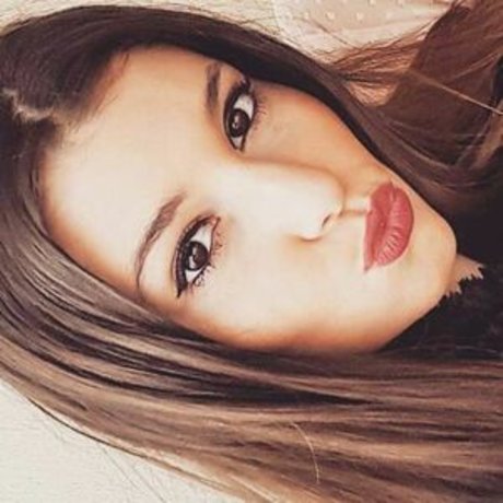 Carolina Neto model hot pic