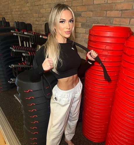 Karmen Petrovic beau modèle images