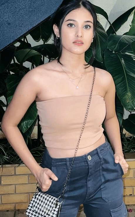 Aayushi Verma modelo porno foto