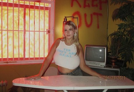 Emspensiveemily modelo desnudo imagen