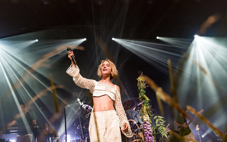 Pommelien Thijs estrella caliente galerías