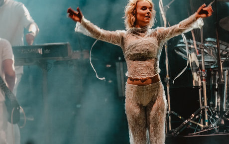 Pommelien Thijs estrella desnuda imagen