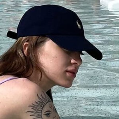 Gensyxa Twitch modelo desnuda galería