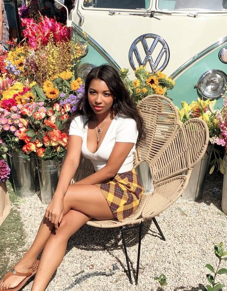 Mica Burton modèle adulte images