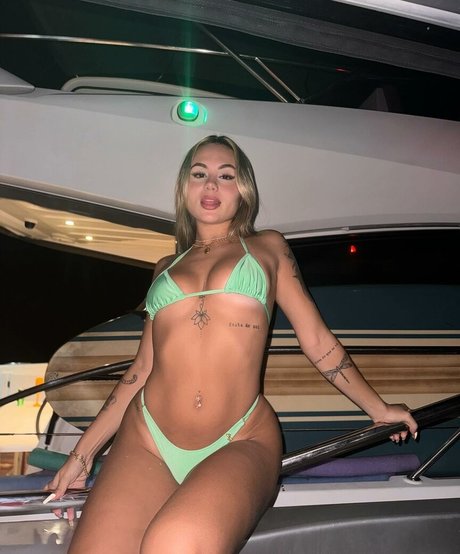 Lara Juc_ desnudos de modelos imagen