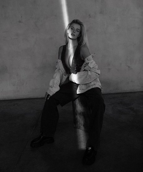 Mckenzie Hewson modèle hd archive