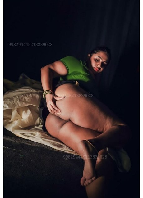 Nila Nambiar étoile adulte photos