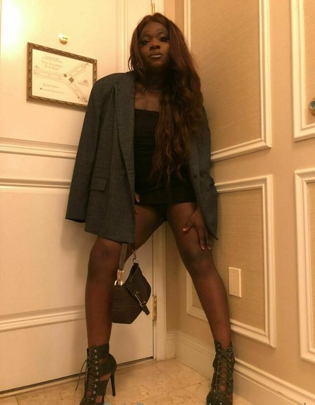 sissy serayah estrella porno atractiva galería