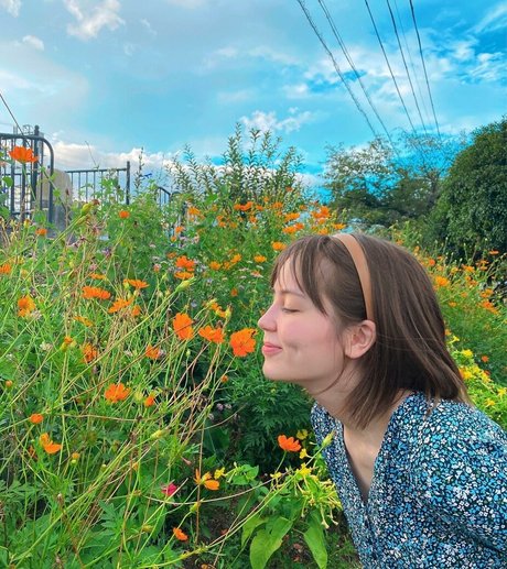 ASMR BlueKatie estrella porno atractiva imágenes