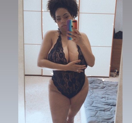 Divanice nude model image