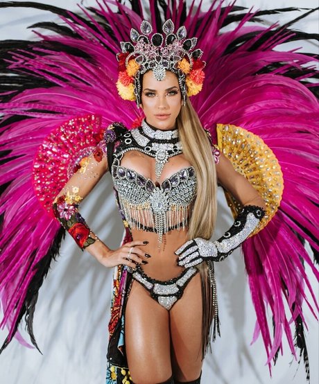 Gabi Martins modelo bonita foto