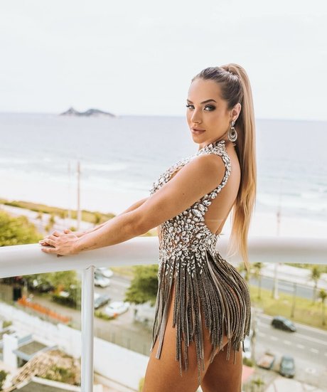 Gabi Martins modelo desnudos galería