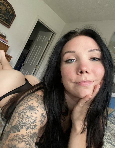 Glizzy McGuire naked pornstar image