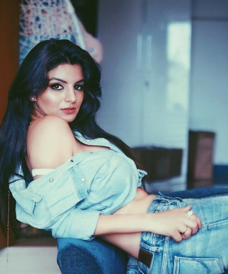 Anveshi Jain modèle meilleur photo