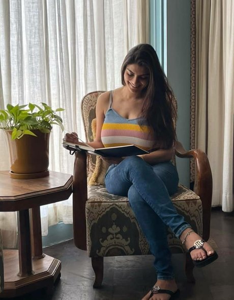 Anveshi Jain estrella porno atractiva imagen