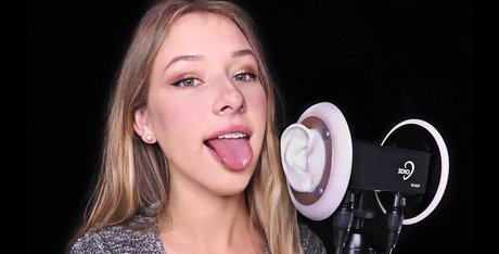 Diddly ASMR model sex pictures