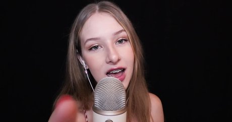 Diddly ASMR model sex images
