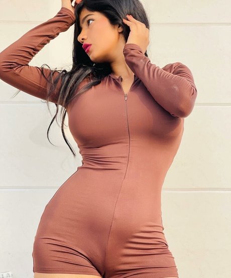 Neha Singh modelo perfecto archivo