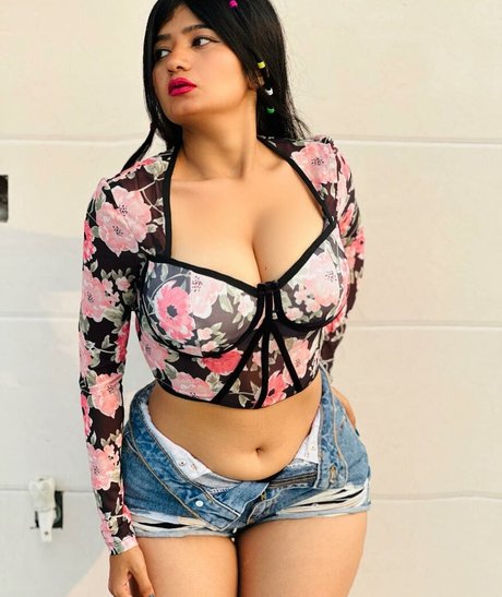Neha Singh modèle sexy img
