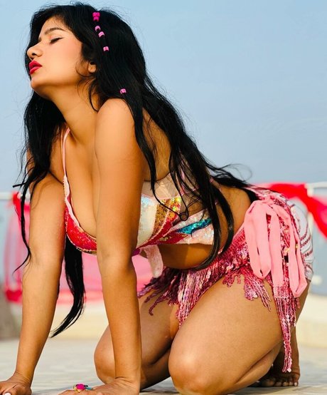 Neha Singh nudes model photo
