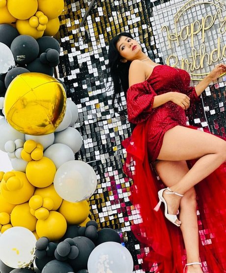 Neha Singh pretty star pics
