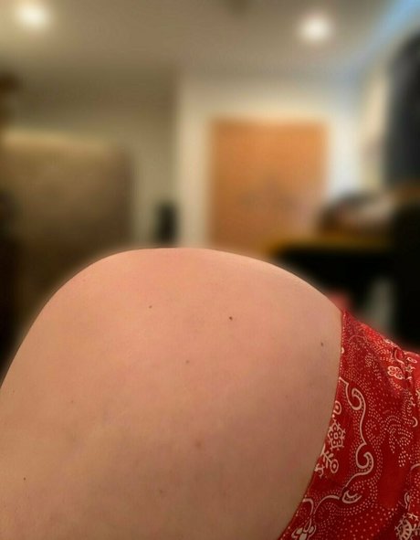 shes a wallflower top star image