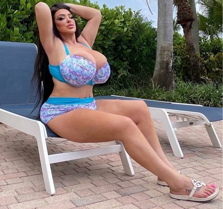 Kristine J modèle chaud image