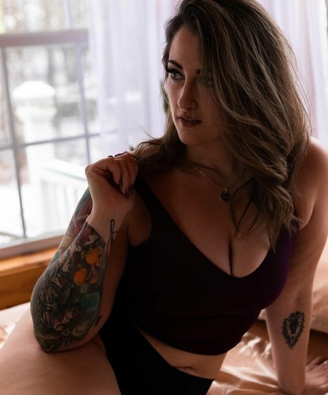 Dani Standring model high quality pic
