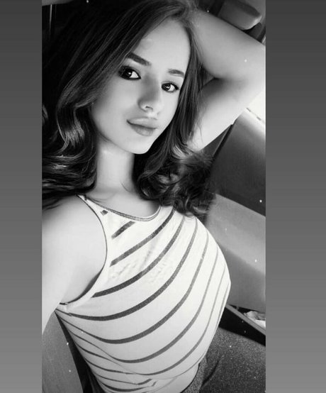 Denisa R Maria nus étoiles images