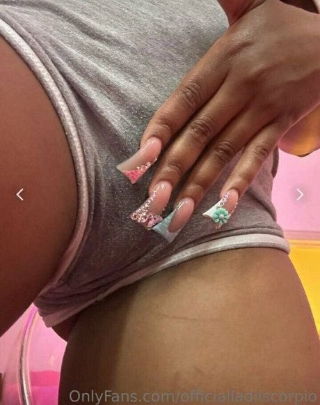 OfficialLadiiScorpio desnudos de estrellas galerías