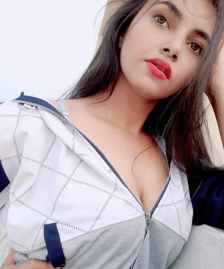 Aarohi Verma adult model photo