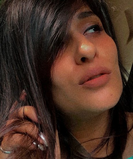 Vansheen Verma Sumbriya hermosa actriz archivo