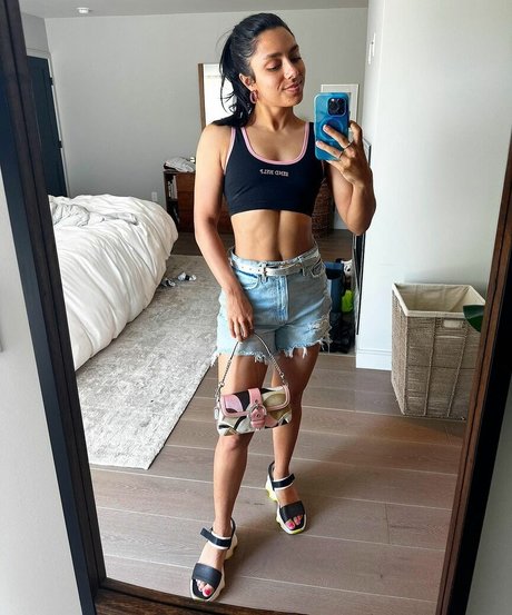 Michelle Khare buena estrella porno imagen