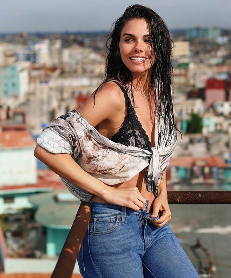 Livia Brito star érotique photos