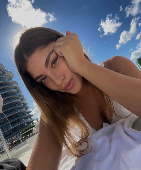 Morena Bradas estrella agradable imagen