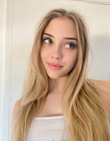 enya4u model photo