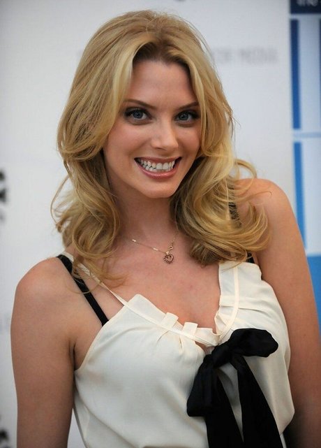 April Bowlby estrella desnuda fotos